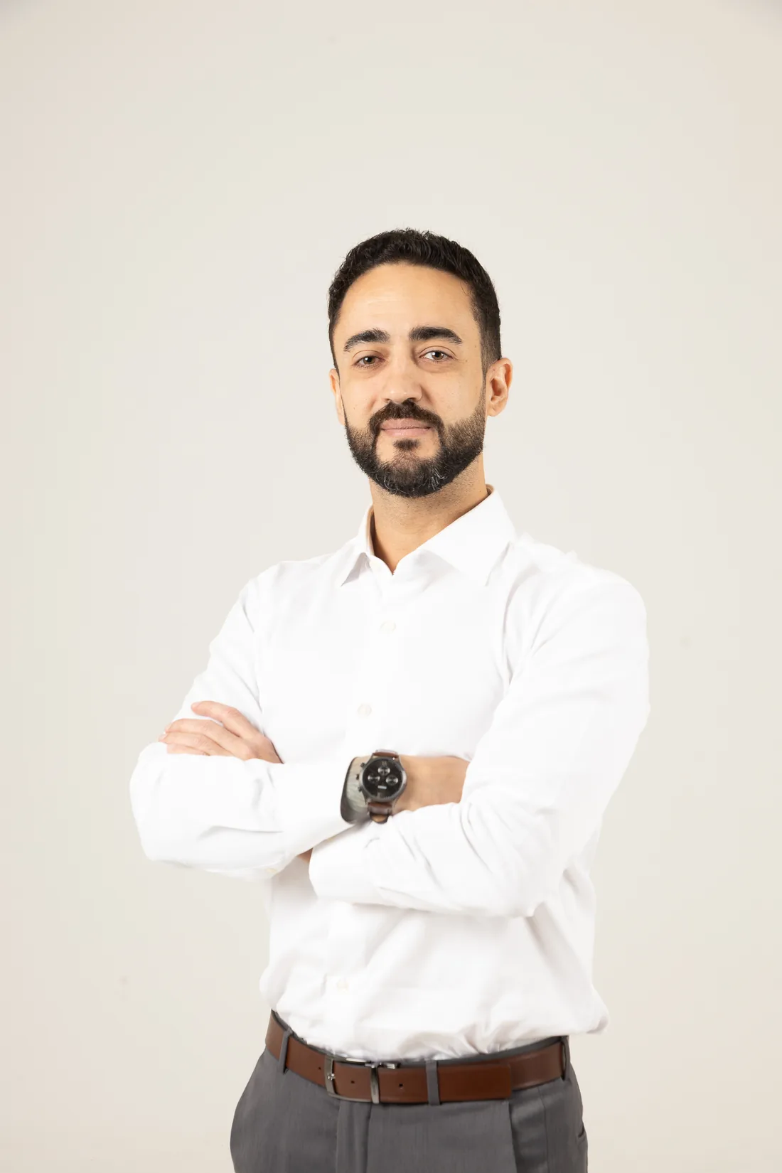 Caio Mendonça em retrato de estúdio com camisa branca